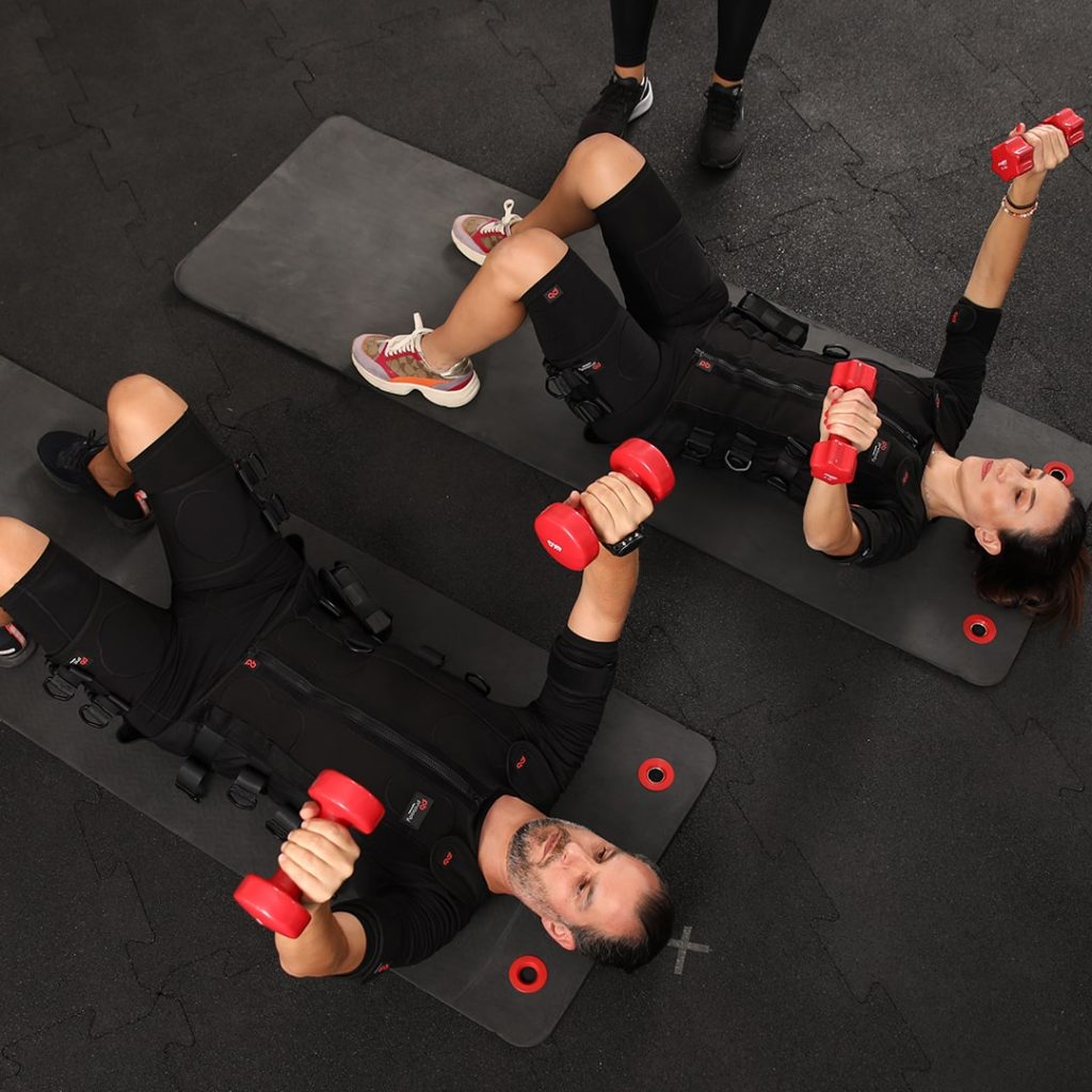 Petit groupe en séance EMS en salle de sport
